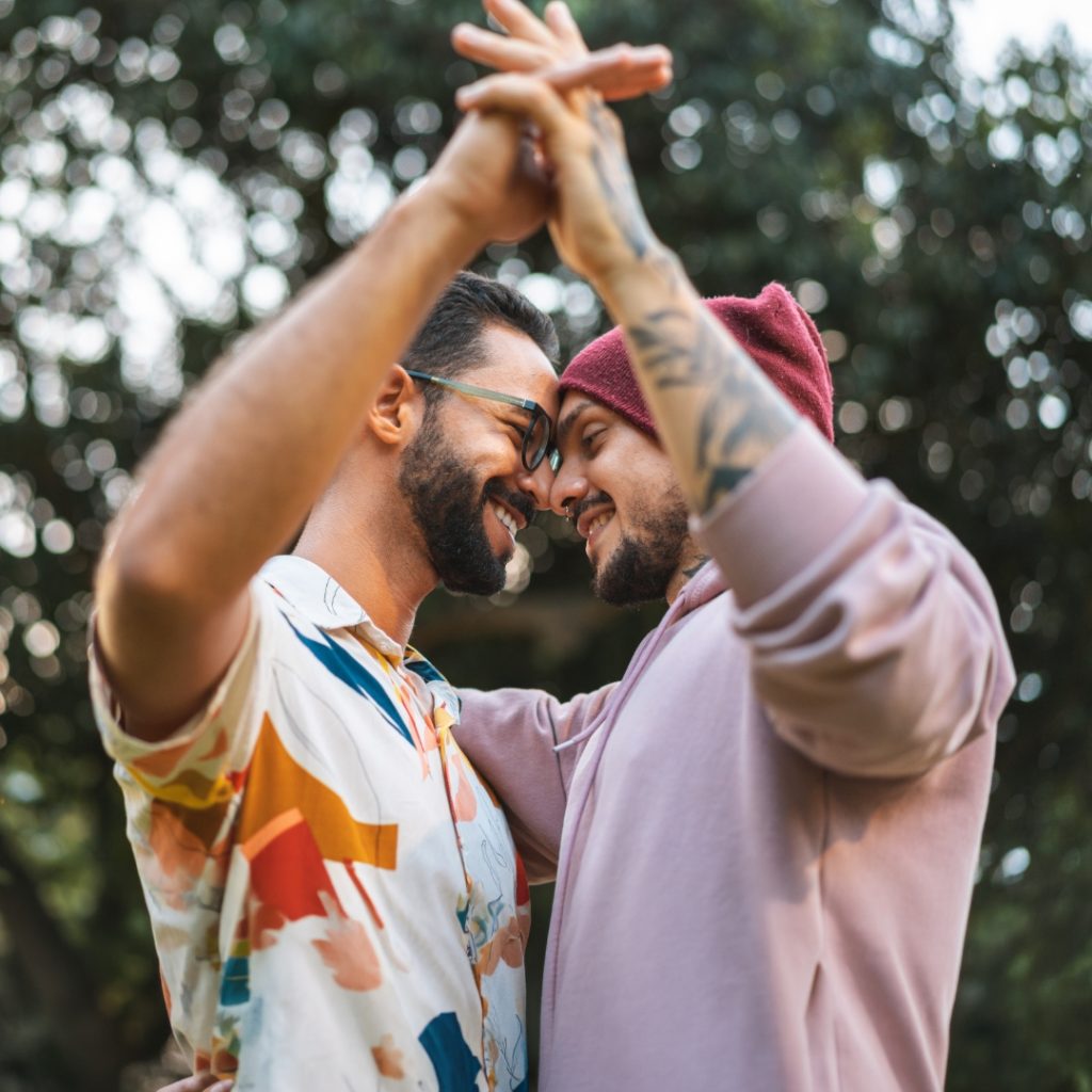 Couple LGBT dansant avec complicité.
