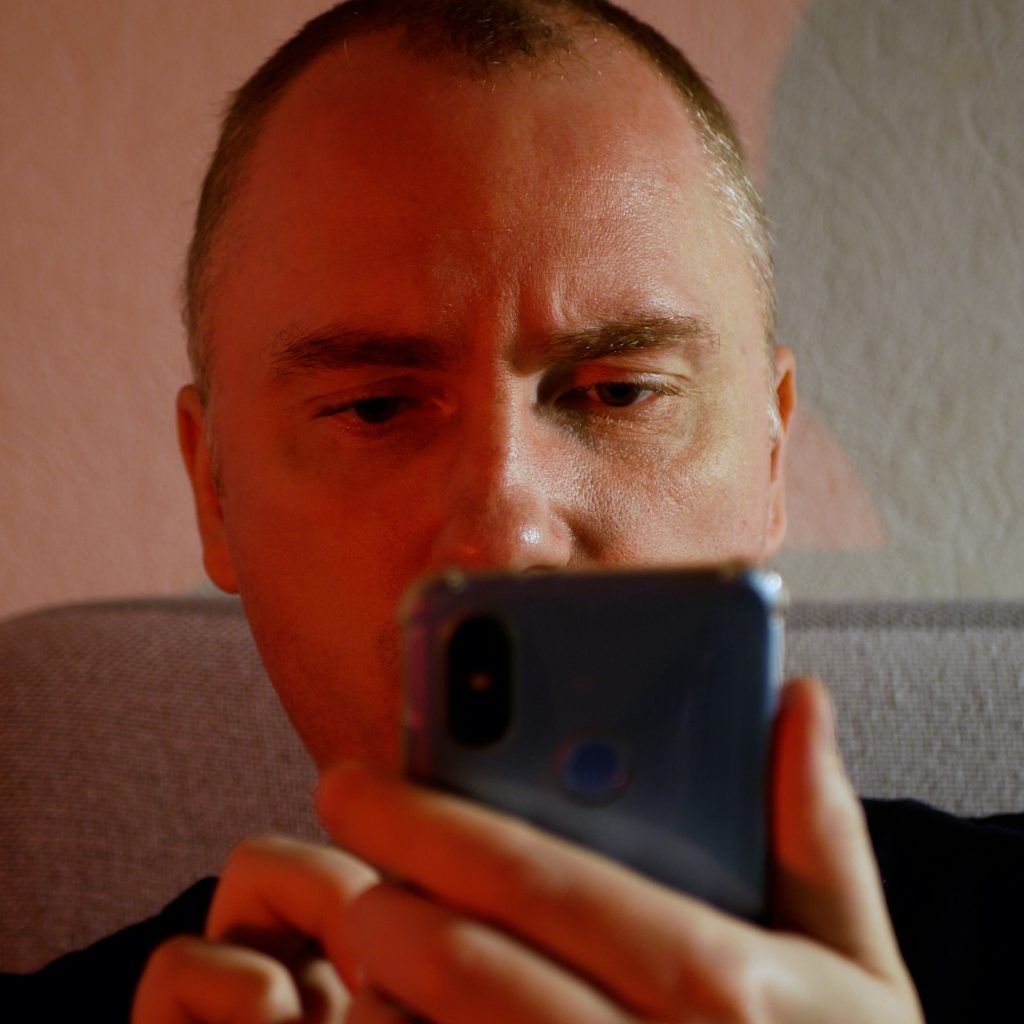 Portrait d'un homme regardant sa téléphone.